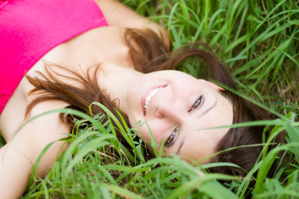 Mujer joven tumbada en la hierba