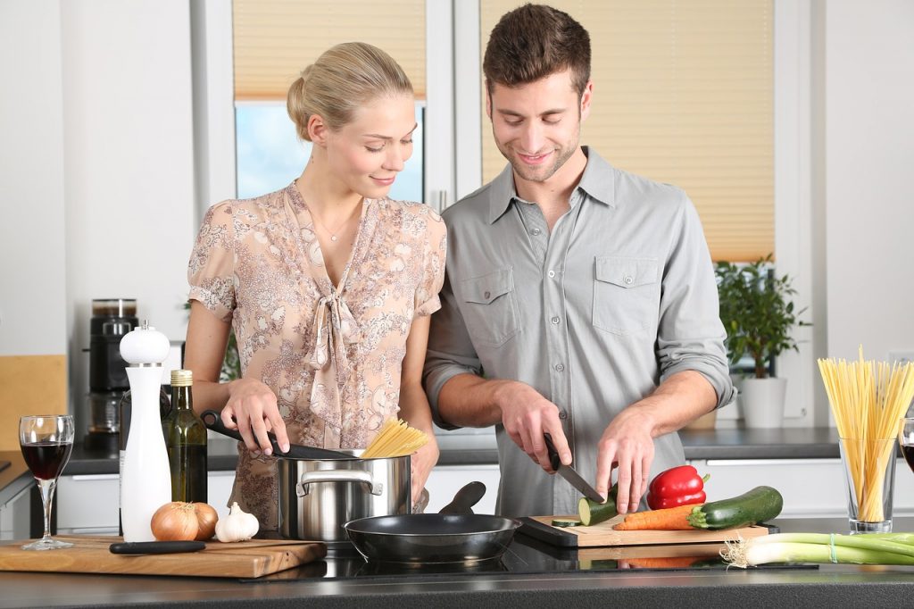 hombre y mujer preparando una comida