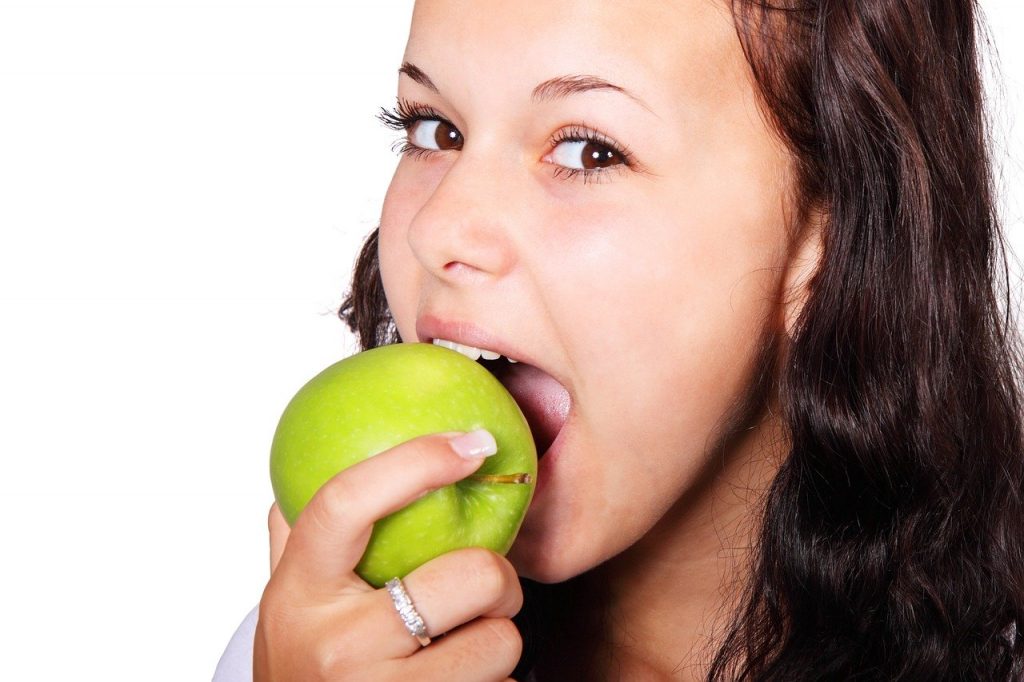comer una manzana