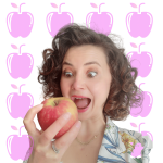 Une femme tenant une pomme.